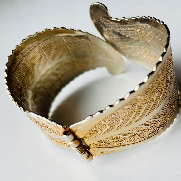 Vintage Leaf-Motif Gold-Tone Cuff Bracelet - Picture 2 of 3